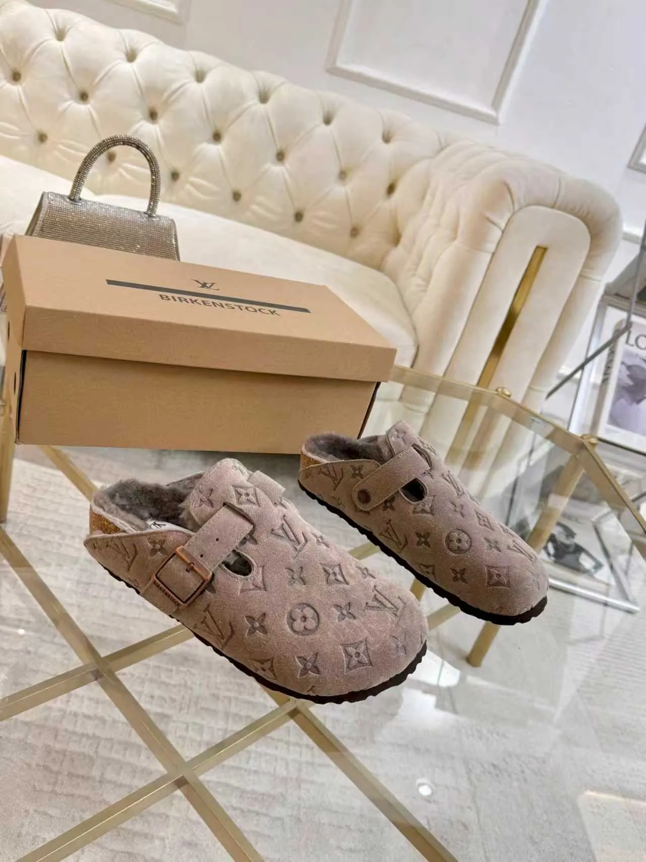 p600 ✨ LV wool slippers for couples｜Even the toes exude a sense of luxury ✨ We have achieved the ultimate restoration of the "high version" of this pair of LV classic Birkenstock slippers, with the mark of luxury in every detail. 👫 ▫️ Original jacquard with delicate cowhide leather, retro texture is at your fingertips; ▫️ 100% pure wool lining, wearing barefoot is like stepping on clouds, skin-friendly, breathable and not sweaty; ▫️ Three-dimensional toe cap + non-slip rubber sole, safe and secure when walking in the wind.  The belt buckle and presbyopia elements are embellished, revealing the aura of a big-name brand in a low-key manner. Whether it is on a date or out on the street, every step is like walking in the middle of a show.  Pair it with jeans for a lazy and casual look; with a coat and skirt, it will look elegant. With one pair of shoes, you can easily switch between multiple styles, and you never have to be deliberate about the sense of luxury.  #LVcouples #high-endwear #lightluxurylife #quality recommendation Fabric: classic presbyopia/imported sheepskin/classic jacquard fabric Lining: imported wool lining Sole: original rubber sole Size: Female 35-41 Male 38-46